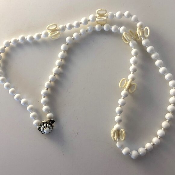 Vintage Miriam Haskell (Signed) Milk Glass Necklace with Tourniquet detail - Picture 3 of 5